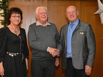 Seit 65 Jahren ist Robert Burger 1. Bass beim Gesangverein Sängerlust 1921  Steinach. Er  wurde  er mit der Goldenen Ehrennadel des Fränkischen Sängerbundes ausgezeichnet (von links): Hedi Steinert, Robert Burger und Paul Kolb. Foto: Björn Hein