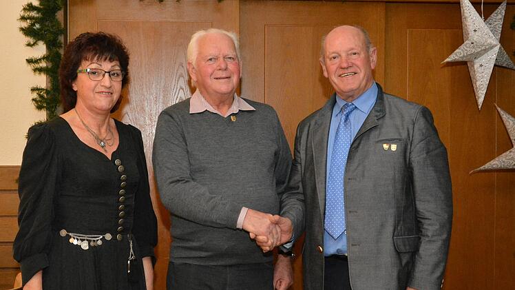 Seit 65 Jahren ist Robert Burger 1. Bass beim Gesangverein Sängerlust 1921  Steinach. Er  wurde  er mit der Goldenen Ehrennadel des Fränkischen Sängerbundes ausgezeichnet (von links): Hedi Steinert, Robert Burger und Paul Kolb. Foto: Björn Hein