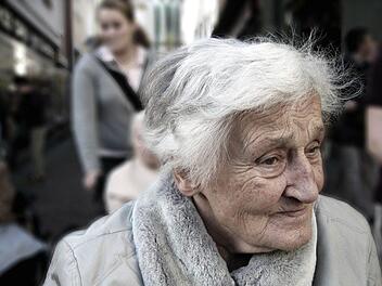 Der 26-jährige Ehemann betrog seine Frau mit einer 72-jährigen Rentnerin. Mit 46 Jahren altersunterschied könnte sie die Großmutter der jungen Frau sein. Symbolbild: pixabay.com/geralt
