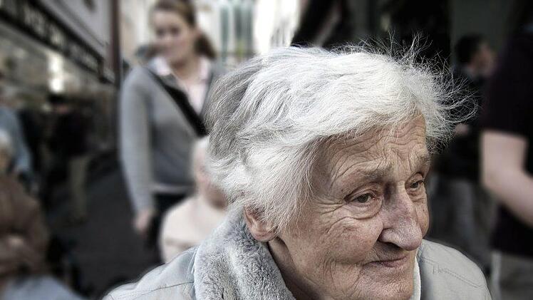 Der 26-jährige Ehemann betrog seine Frau mit einer 72-jährigen Rentnerin. Mit 46 Jahren altersunterschied könnte sie die Großmutter der jungen Frau sein. Symbolbild: pixabay.com/geralt