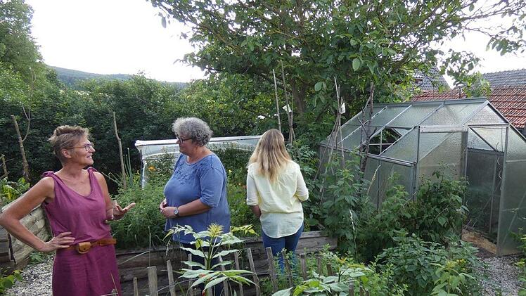 Elke Meyer (links) &ouml;ffnete ihren Wildgarten f&uuml;r Besucher.