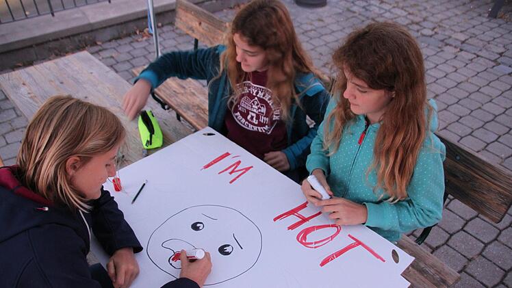 Am Donnerstag wurden Plakate für die "Klimastreik"-Demo in Forchheim gemalt. Foto: Mirjam Stumpf