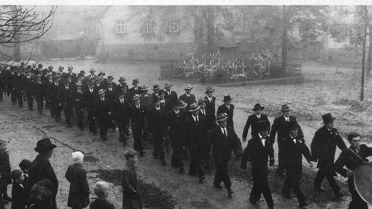 Das Pluafest hat in Rannungen eine 240 Jahre alte Tradition. Aus welchem Jahr dieses Foto stammt, war leider nicht in Erfahrung zu bringen.  Repro Mainpost