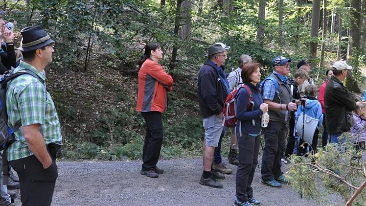 Revierf&ouml;rster Jochen Haala (rechts im blauen Shirt) f&uuml;hrte die Besucher durch sein Revier.