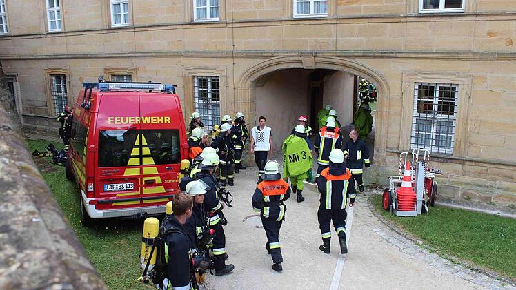Rasch rückten Feuerwehrleute von Michelau bis Ebensfeld und aus dem Itzgrund zum Ausgangspunkt der Rauchentwicklung im Keller des historischen Gebäudes vor. Alle Fotos: Franz Böhmer