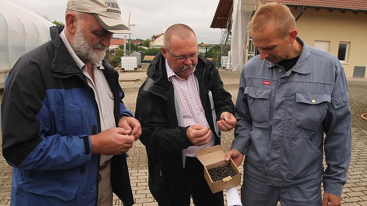 Wird bald mit Hackschnitzel aus Trockenschlamm in Stettfeld geheizt? Bauhofleiter Michael Viering (rechts) zeigt die ersten Schnitzel aus Schlamm; von links Siegfried Wilhelm und Hilmar Folger.