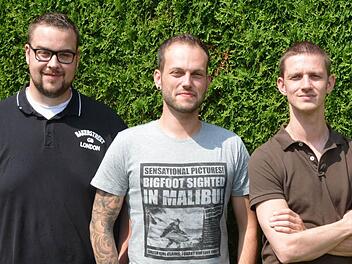 Helden des Alltags: Roman Michel, Florian Kiesel und Florian Beck (von links nach rechts) haben Samstagfrüh den Dreijährigen bei seinem Nachtspaziergang entdeckt und zur Polizei gebracht. Fotos: privat