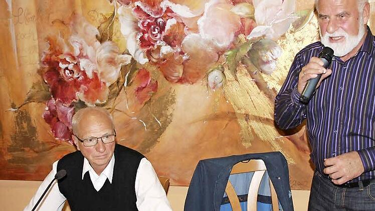 Der Massbacher Arzt Dr. Diethard Dittmar (links) berichtete im Juliusspital von seiner Arbeit als Doping-Kontrolleur. Eugen Albert (rechts), der Organisator des Erzählcafés, dankte ihm dafür.  Foto: Dieter Britz