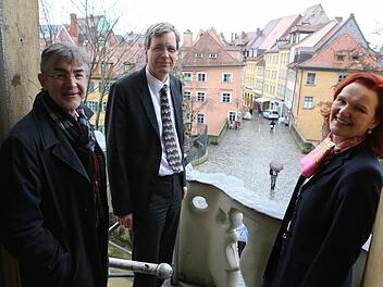 Tourismusdirektor Andreas Christel, Baureferent Thomas Beese und Ruth Vollmar, Leiterin der Wirtschaftsförderung, blicken auf den Abschnitt der Oberen Brücke, der bald Baustelle sein wird.  Foto: Barbara Herbst