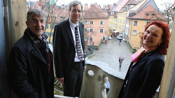 Tourismusdirektor Andreas Christel, Baureferent Thomas Beese und Ruth Vollmar, Leiterin der Wirtschaftsförderung, blicken auf den Abschnitt der Oberen Brücke, der bald Baustelle sein wird.  Foto: Barbara Herbst