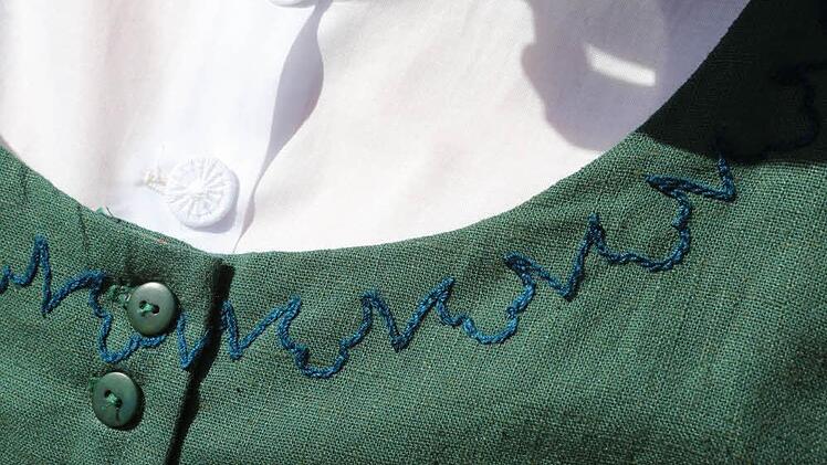 Selbst gestickt: ein Element des Landkreis-Wappens, der s&auml;chsische Rautenkranz ist ein Zierelement der Ha&szlig;berge-Tracht. Foto: Barbara Herbst