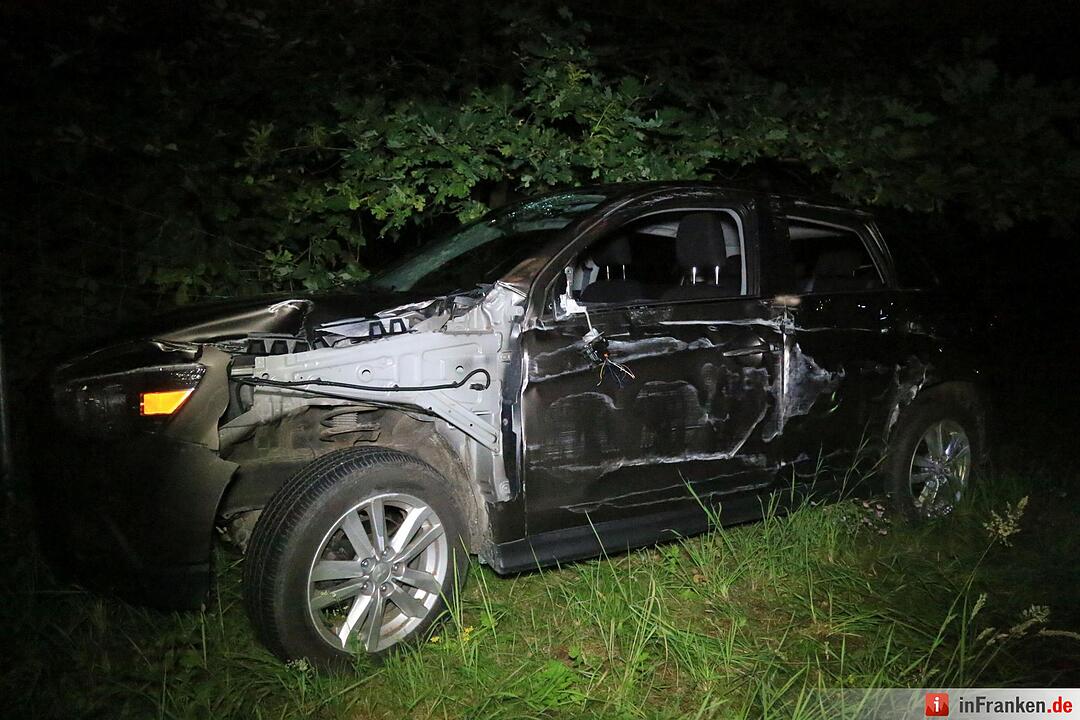 Auto rast auf A73 über Leitplanke