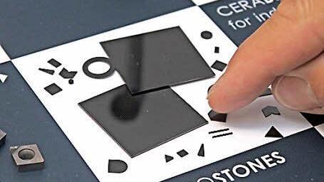 Mit einem Laser werden bei "Ceratonia" kleinste Formen aus Diamantplatten geschnitten.  Foto: Friederike Stark