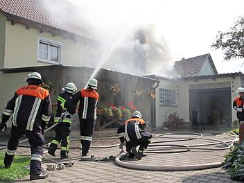 Über 50 Einsatzkräfte sind zu dem Brand in Au angerückt. Die Ermittlungen zur Brandursache hat die Kriminalpolizei Coburg übernommen.  Fotos: Franziska Rieger