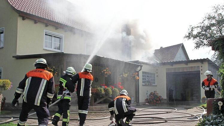 Über 50 Einsatzkräfte sind zu dem Brand in Au angerückt. Die Ermittlungen zur Brandursache hat die Kriminalpolizei Coburg übernommen.  Fotos: Franziska Rieger
