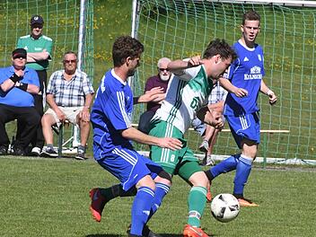 Patrick Barthelmes (Bildmitte, gegen Münnerstadts Hans-Christian Schmitt), schoss den SV Riedenberg mit seinem verwandelten Strafstoß zum vorzeitigen Klassenerhalt.Hopf