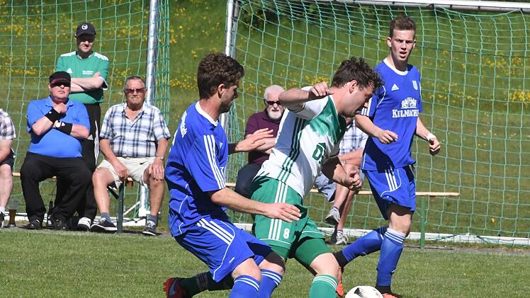 Patrick Barthelmes (Bildmitte, gegen Münnerstadts Hans-Christian Schmitt), schoss den SV Riedenberg mit seinem verwandelten Strafstoß zum vorzeitigen Klassenerhalt.Hopf