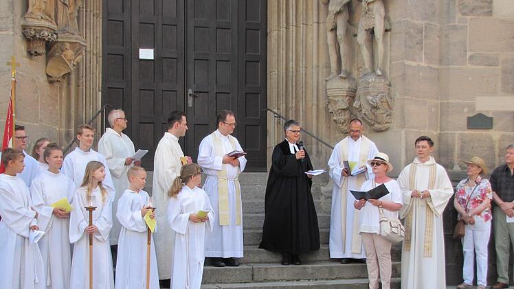Am Haupteingang der Morizkirche las Pfarrerin Martina Schwarz-Wohlleben das Evangelium. Daneben, links: Pastoralreferentin Birgit Dede, Pastoralreferent Sebastian König; rechts: Dekan Roland Huth, Maria Kollo und Pfarrer Tomasz Dzikowski. Foto: Martin Koch