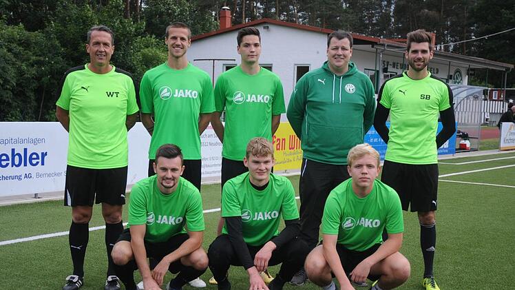 Die sportliche Leitung und die Neuzugänge: (hinten von links) Werner Thomas (Trainer), Bas Peeters, Tim Majczyna, Thorsten Schirmer (sportlicher Leiter), Sebastian Brand (Co-Trainer) sowie (vorne von links) Simon Ruß, Gianluca Mehlhorn und Jannik Hannemann.