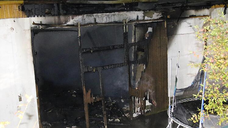 Brand einer Lagerhalle in Autenhausen am Sonntagmorgen Foto: Michael Stelzner