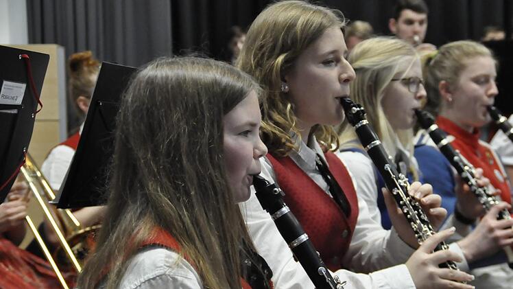 Mit einem mitreißenden Konzert begeisterten 71 Musiker des KJBO aus 31 Musikvereinen  die Zuhörer in der Steinacher Henneberghalle. Foto: Peter Klopf