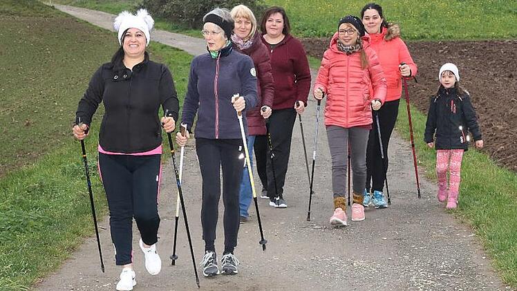 Vor wenigen Wochen startete im Stadtteil Wüstenahorn ein neues Projekt des Caritasverbandes Coburg mit der Bezeichnung "Globus-Vielfalt im Stadtteil". Nordic Walking steht dabei abwechselnd mit dem Stadtteilfrühstück auf dem Programm. Foto: Wolfgang Desombre