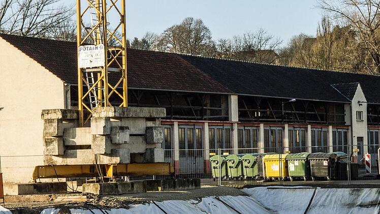 An der Bamberger Straße verwirklicht der CEB ein zweiteiliges Bauprojekt.  Aus der großen Baugrube soll das neue Sozialgebäude mit insgesamt vier Geschossebenen wachsen. Wegen des hohen Grundwassers  wird während der Bauzeit laufend Wasser abgepumpt . Foto: Jochen Berger
