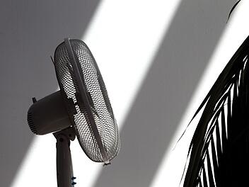 Ein Ventilator in einem Zimmer