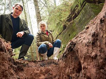 Felix Voss (Fabian Hinrichs) und Wanda Goldwasser (Eli Wasserscheid) blicken in ihrem ersten Fall ohne Paula Ringelhahn einmal mehr in tiefe Abgründe - diesmal nicht nur in menschliche.