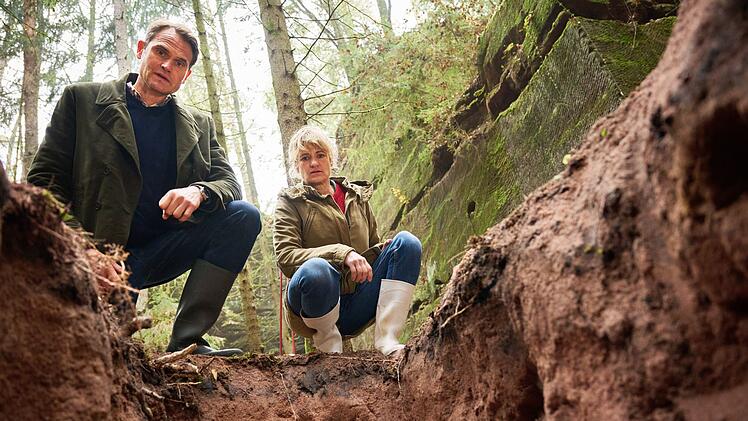 Felix Voss (Fabian Hinrichs) und Wanda Goldwasser (Eli Wasserscheid) blicken in ihrem ersten Fall ohne Paula Ringelhahn einmal mehr in tiefe Abgründe - diesmal nicht nur in menschliche.