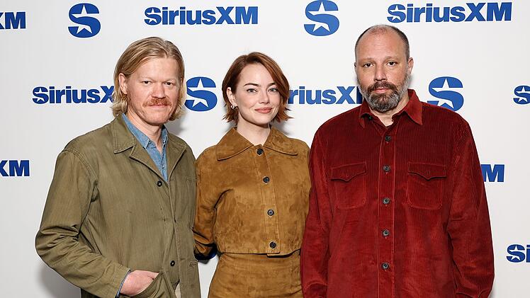 "Bugonia" ist der vierte Spielfilm, den Emma Stone mit Regisseur Yorgos Lanthimos (recht) gedreht hat. Mit Jesse Plemmons waren die beiden schon in "Kinds of Kindness" ein kreatives Team.