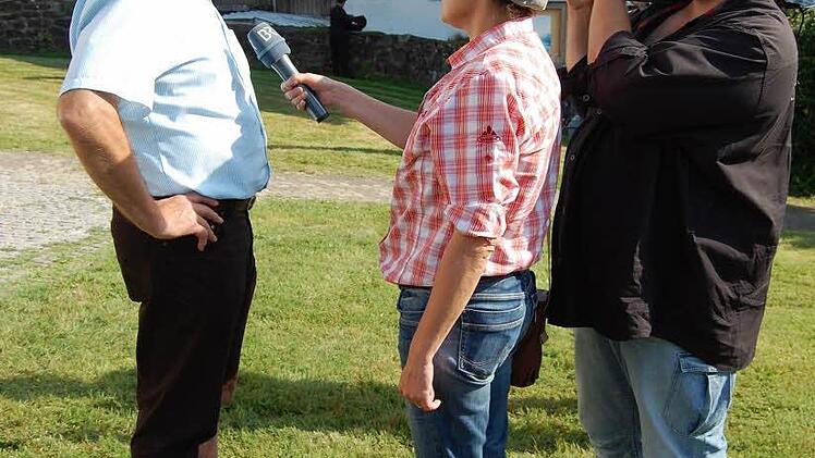 Bürgermeister Hermann Bühling gibt dem Bayerischen Fernsehen ein Interview.