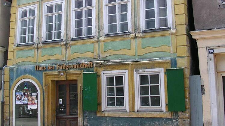 Das Anwesen Ketschengasse 32 ist eins derjenigen, die die Wohnbau verkaufen wollte. Das sei bisher daran gescheitert, dass noch unklar ist, in welcher Höhe eine Sanierung aus Städtebaufördermitteln gefördert wird, sagt Oberbürgermeister Norbert Kastner. Foto: CT-Archiv