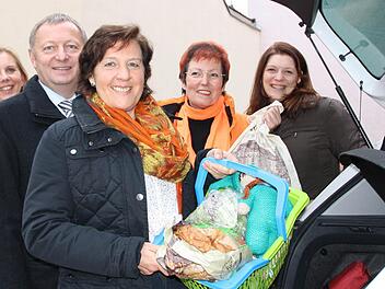 Ruth Frey (Bildmitte) und Christa Roth (rechts daneben) aus Nüdlingen üben schon einmal für ihren Dienst beim Projekt "Generationen Netz". Behilflich sind (von links) Mehrgenerationenhaus-Geschäftsleiterin Iris Hönig, Landrat Thomas Bold und Projektleiterin Magdalena Döblinger. Fotos: Ralf Ruppert