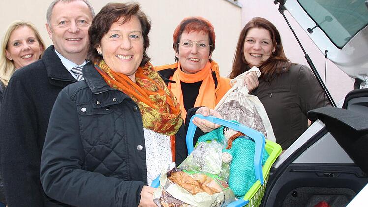 Ruth Frey (Bildmitte) und Christa Roth (rechts daneben) aus Nüdlingen üben schon einmal für ihren Dienst beim Projekt "Generationen Netz". Behilflich sind (von links) Mehrgenerationenhaus-Geschäftsleiterin Iris Hönig, Landrat Thomas Bold und Projektleiterin Magdalena Döblinger. Fotos: Ralf Ruppert