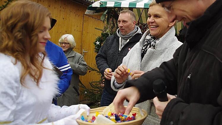 Christkind Anna-Maria verteilte Naschereien und kleine Geschenke an kleine wie große Gäste.