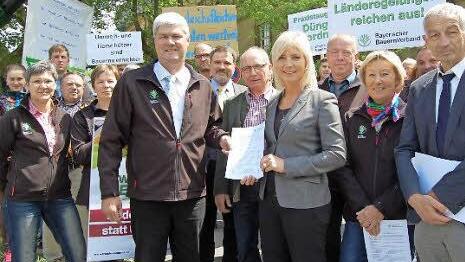 BBV-Präsident, die Kreisobmänner Gerhard Ehrlich und Michael Bienlein (von links) überreichten eine Petition der Bayerische Staatsministerin für Umwelt und Verbraucherschutz Ulrike Scharf.