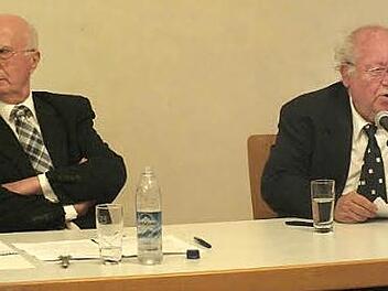 Die Professoren Alexius Bucher (links) und Elmar Klinger bei der spannenden Diskussionsrunde Foto: Manfred Welker