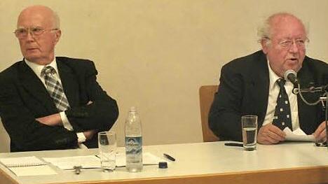 Die Professoren Alexius Bucher (links) und Elmar Klinger bei der spannenden Diskussionsrunde Foto: Manfred Welker