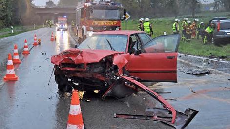 Der Audi 80 der 60-jährigen Frau, die den Unfall verursacht hatte, blieb mit Totalschaden auf der Straße liegen. Fotos: Feuerwehr Bad Staffelstein