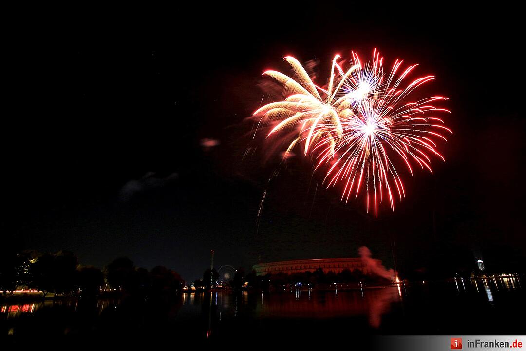 Abschlussfeuerwerk beim Nürnberger Volksfest