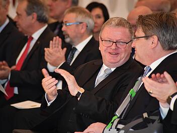 Justizminister Bausback (mit Armschiene) und OLG-Präsident Lückemann im Gespräch  Foto: Ronald Rinklef