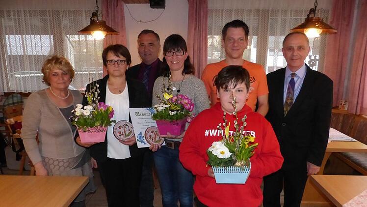Drei beispielhaft gestaltete Anwesen in der Marktgemeinde Marktleugast wurden mit den Tonmodel des Landkreises Kulmbach prämiert. Unser Bild zeigt (von links) die scheidende Vorsitzende Siegrid Bittermann, Marianne Döring, Kreisvorsitzender Günter Reif, Ariane Suttner, Maximilian und Matthias Rammensee sowie Bürgermeister Franz Uome.  Foto: kpw