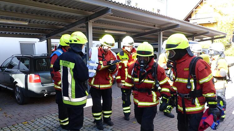Die Atemschutztrupps der Marktleugaster Ortsfeuerwehren rücken zur Personensuche in das verqualmte Gebäude vor. Foto: Klaus-Peter Wulf