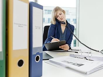 Unternehmen können hohe Bußgelder für unerwünschte Werbeanrufe erhalten. Cold Calls sollten der Bundesnetzagentur gemeldet werden. Symbolfoto: Monique Wüstenhagen/dpa