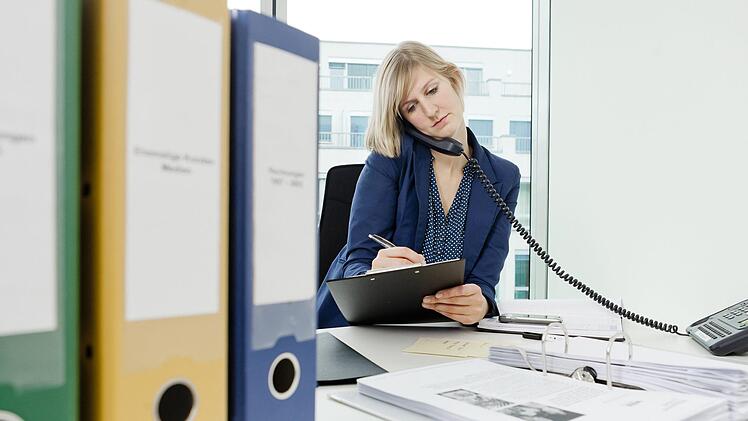 Unternehmen können hohe Bußgelder für unerwünschte Werbeanrufe erhalten. Cold Calls sollten der Bundesnetzagentur gemeldet werden. Symbolfoto: Monique Wüstenhagen/dpa