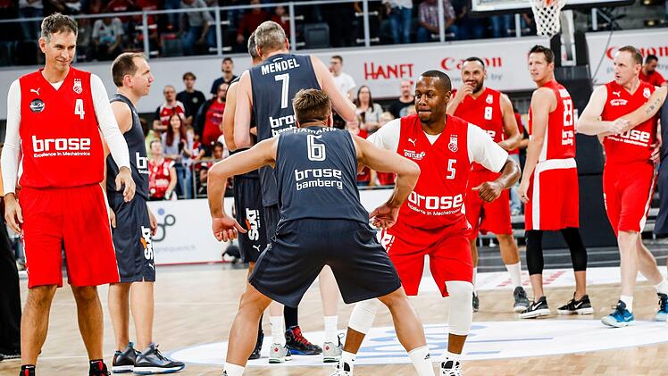 Steffen Hamann und Demond Mallet posieren wie einst nach dem gemeinsamen Gewinn der Meisterschaft 2005. Fotos: Daniel Löb
