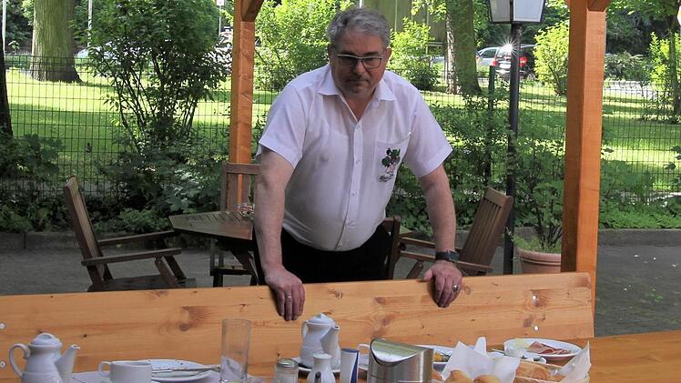 Das Frühstücksgeschirr stapelt sich - und keiner räumt ab. Vielen Wirten und Hoteliers fehlt das Personal - auch dem Kulmbacher Hotelier Stephan Ertl.