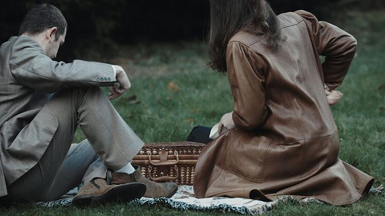 Zwei Personen, ein langer Ledermantel, ein Picnic-Korb: F&uuml;r die an Agenten-Thrillern wie "Argo" geschulte Sp&uuml;rnase riecht das nach verdeckter Operation und Verschw&ouml;rung. In "Secrets Declassified mit David Duchovny" interessiert aber die echte Geschichte hinter der Hollywood-Adaption.