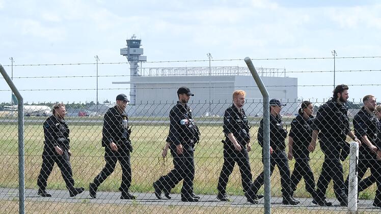 Polizisten auf dem Flughafen Leipzig/Halle